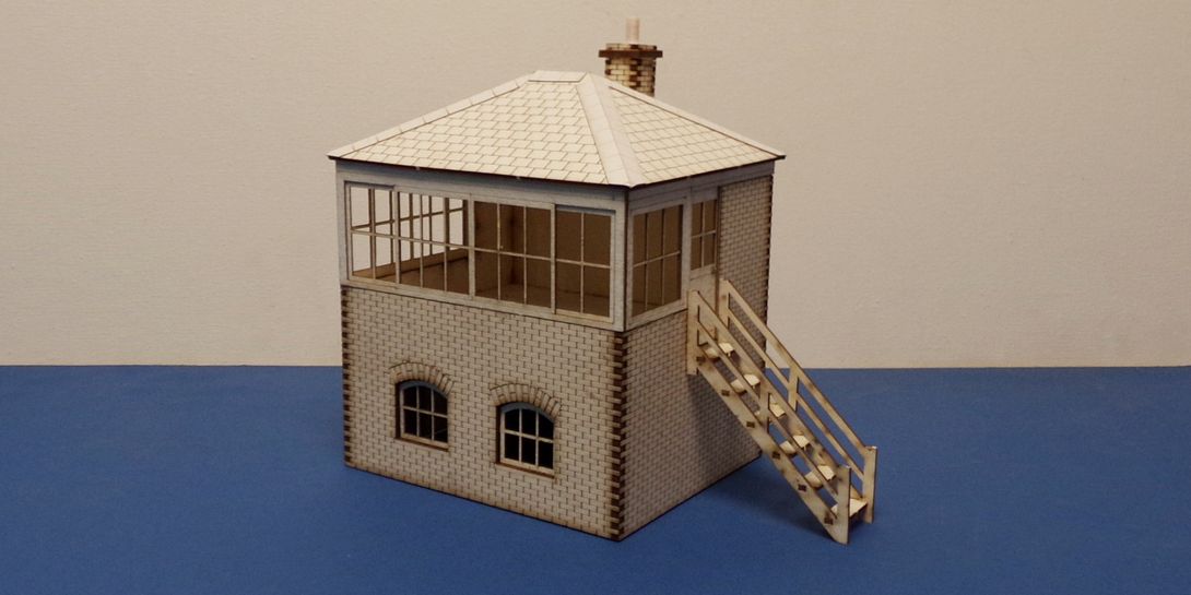 B 70-25R O gauge Small L&CR/LMS signal box - right stairs Small L&CR/LMS inspired by Shap Station signal box in right stair version.
